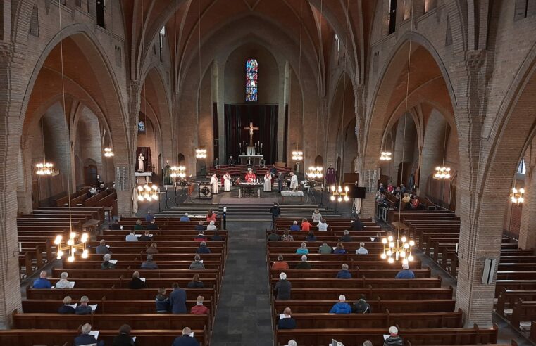 Afscheidsviering van de Oldenzaalse Drieëenheidskerk: ‘Voelt als een uitvaart’ – Videoreportage