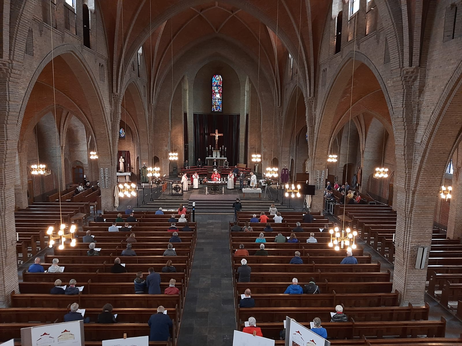 Afscheidsviering van de Oldenzaalse Drieëenheidskerk: ‘Voelt als een uitvaart’ – Videoreportage