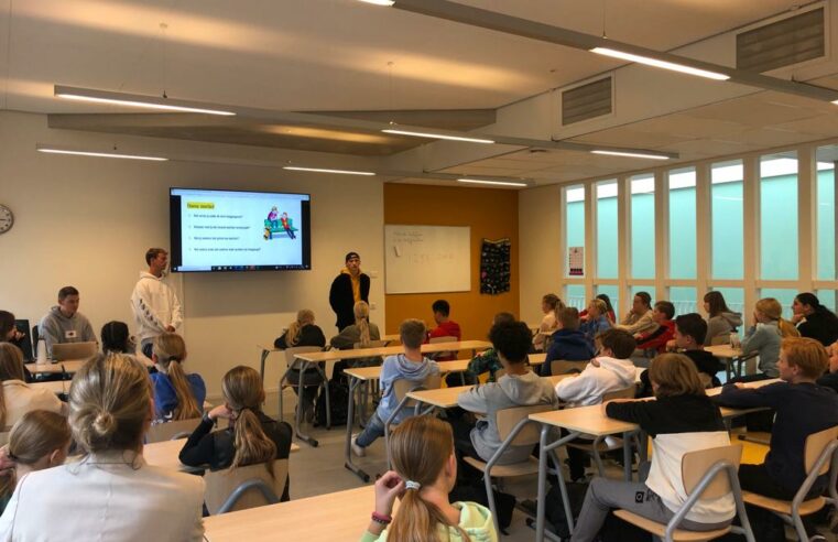 Twee Klassen van het Roelof van Echten College in Hoogeveen krijgen gastles journalistiek