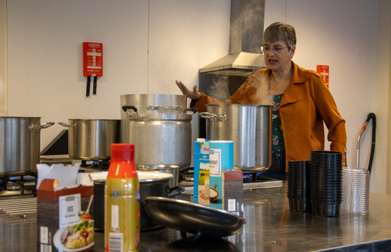 Vrijwilligers van ‘Het Kookpotje’ zorgen elke week voor warme maaltijden in Voorstad en verder: ‘Niet alleen voor minderbedeelden, maar voor iedereen’