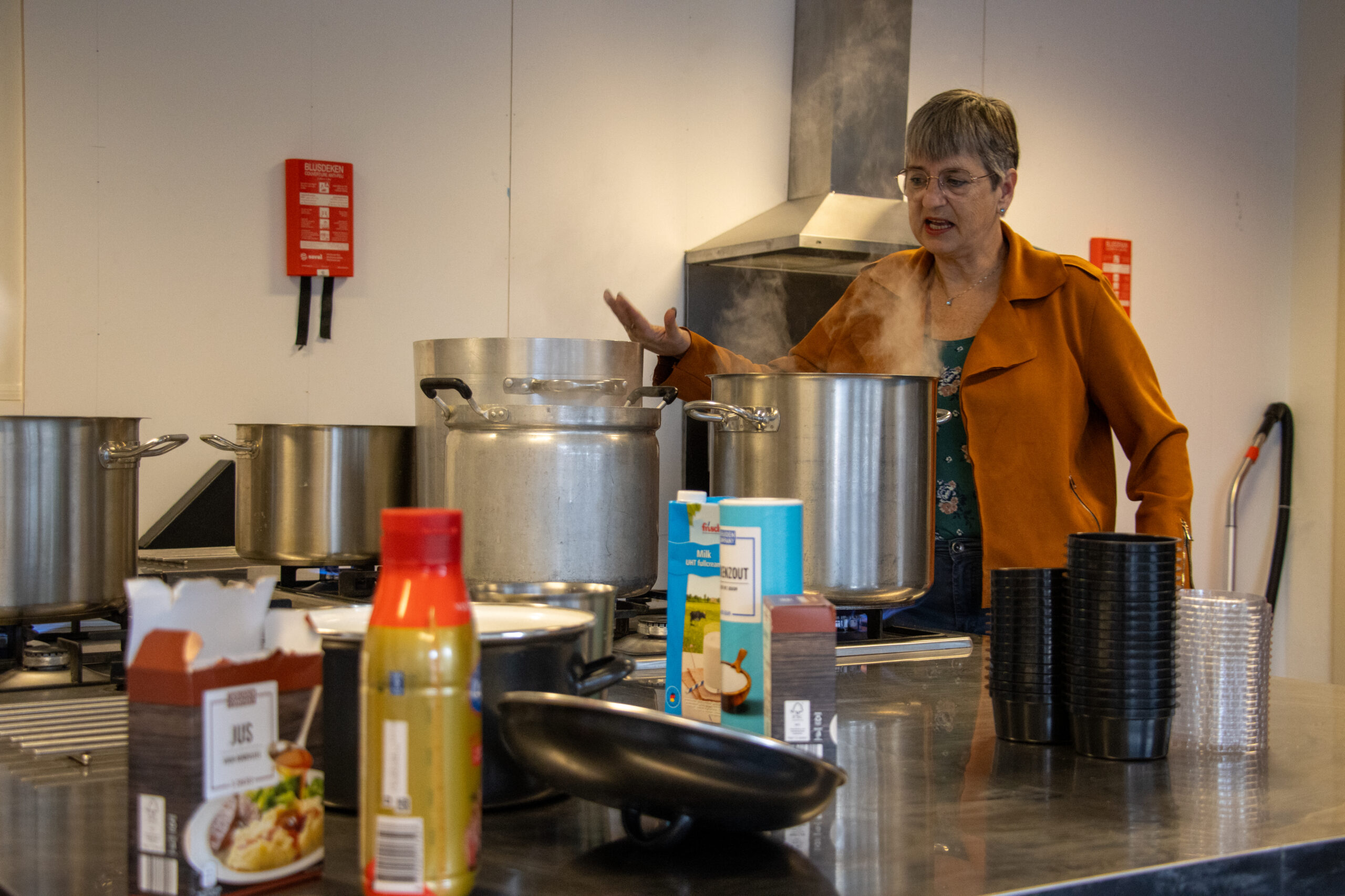 Vrijwilligers van ‘Het Kookpotje’ zorgen elke week voor warme maaltijden in Voorstad en verder: ‘Niet alleen voor minderbedeelden, maar voor iedereen’
