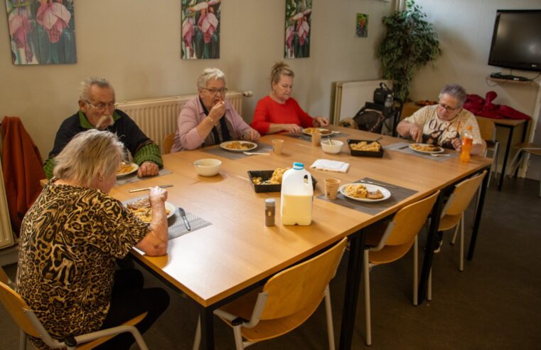 Eetmiddagen bij ‘Het Enkhuis’ in een neerwaartse spiraal: ‘Er komen bijna geen nieuwe mensen bij’