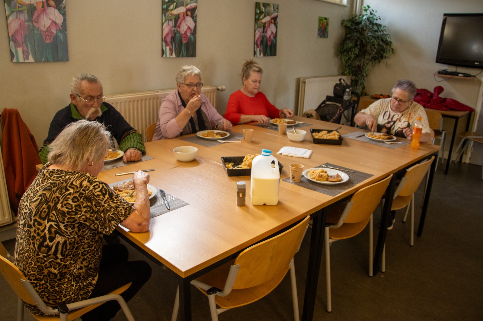 Eetmiddagen bij ‘Het Enkhuis’ in een neerwaartse spiraal: ‘Er komen bijna geen nieuwe mensen bij’