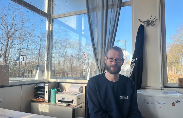 Jongerenwerker Martijn Tielen op zoek naar nieuwe vrijwilligers voor de jeugdsoos in Hurdegaryp; “Ik wil eerst een goede ‘poule’ hebben voordat we los kunnen”