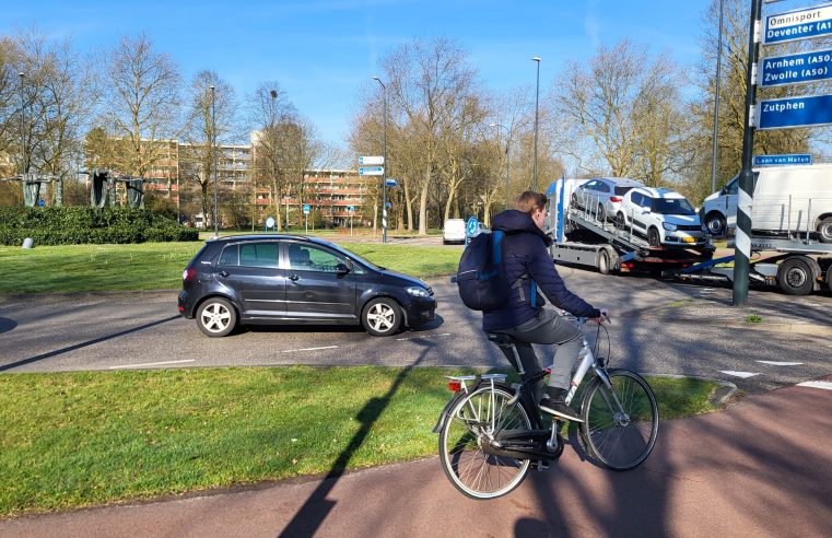 Terwijl de Drie Maagden wegkijken, ziet Harrie het bijna misgaan
