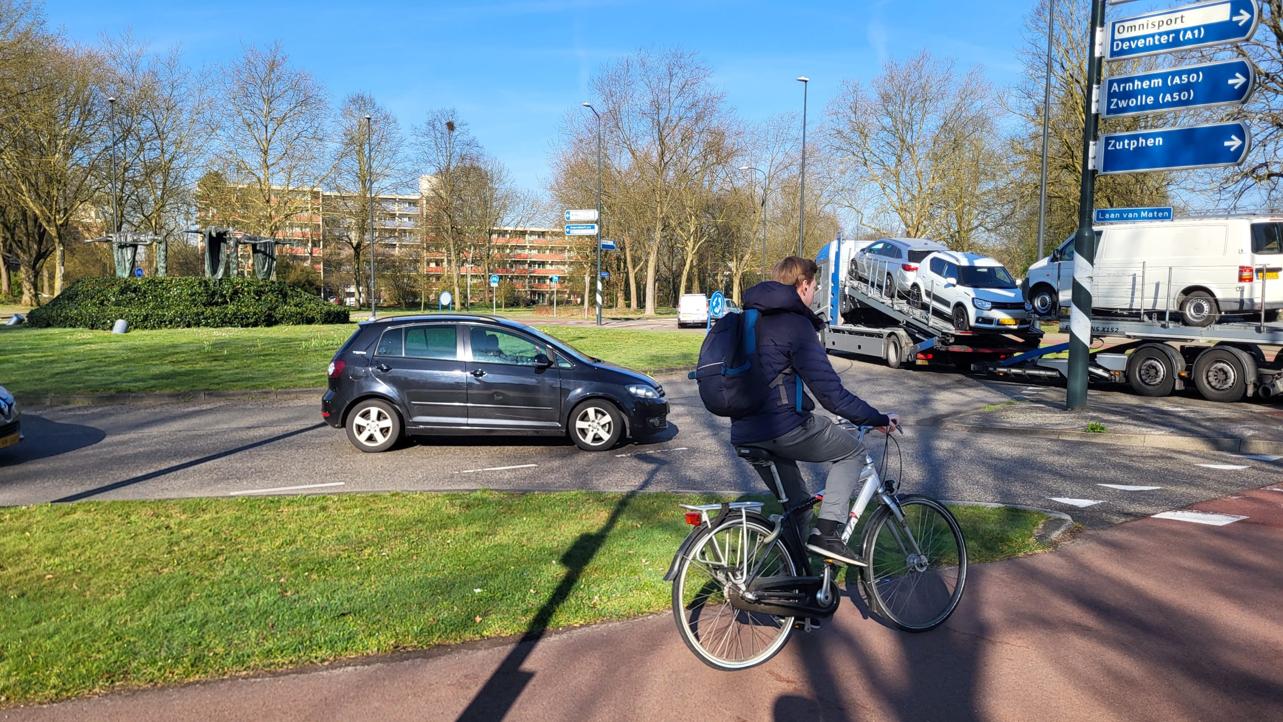 Terwijl de Drie Maagden wegkijken, ziet Harrie het bijna misgaan