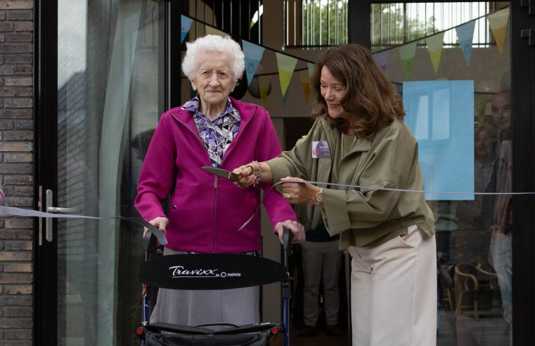Feestelijke opening van verpleeghuis Rosengaerde aan de Bronstijd in Dalfsen