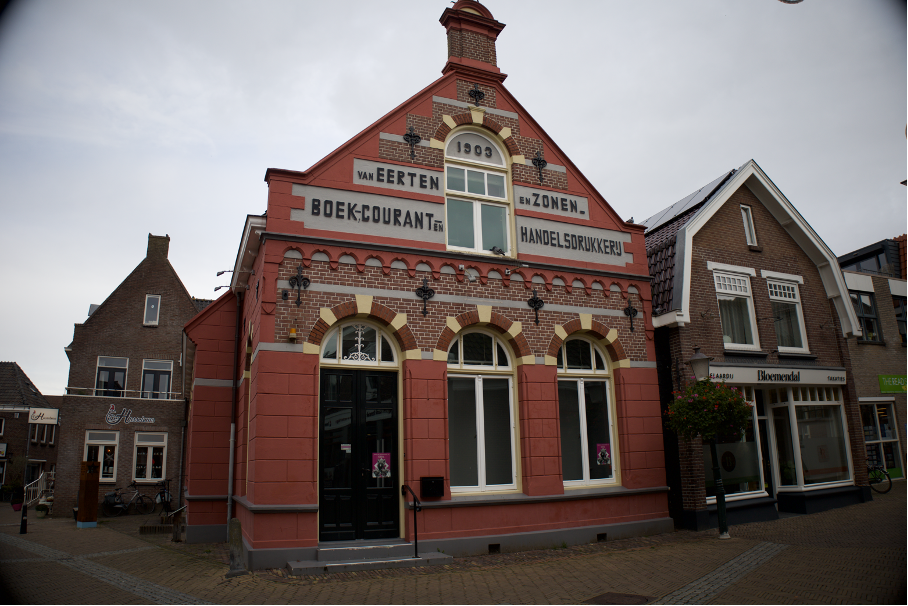 Lezers over: Na Sinterklaas moet dit in het karakteristieke leegstaande pand komen in hartje Ommen